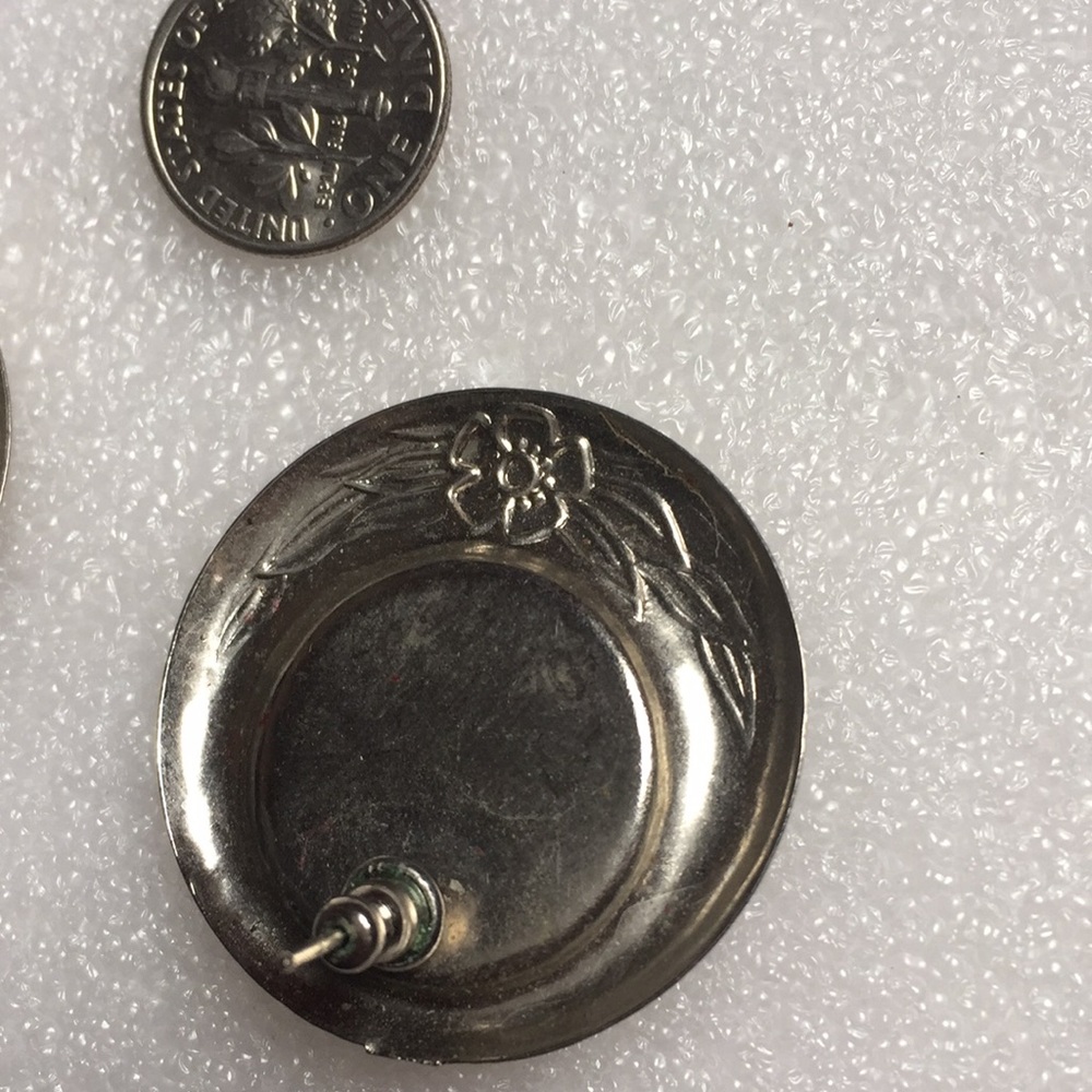 ❌SOLD❌😍 Gold & Silver Earrings - Picture 3 of 4